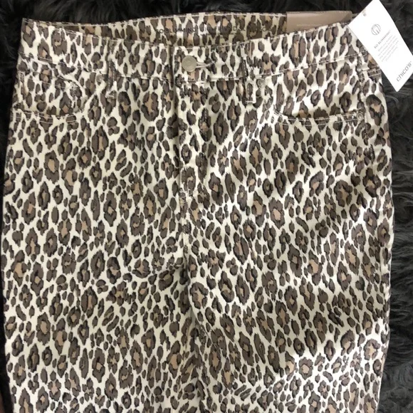 Chico’s Beige Leopard Jeans - Picture 6 of 7